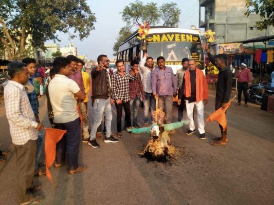 जेल में बंद भाजपा नेताओं की रिहाई की मांग, पुतला फूंका