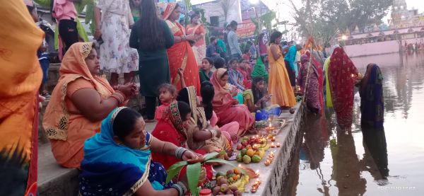उगते सूर्य को छठ व्रतियों ने दिया अघ्र्य