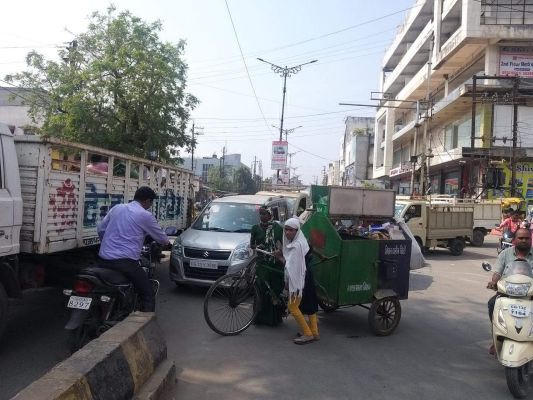 शहीद चौक में लगा लंबा जाम