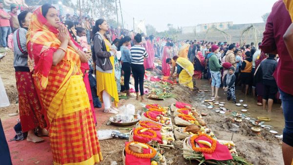 उगते सूर्य को दिया अघ्र्य, छठी मइया के लोकगीतों से गुंजायमान रहा घाट