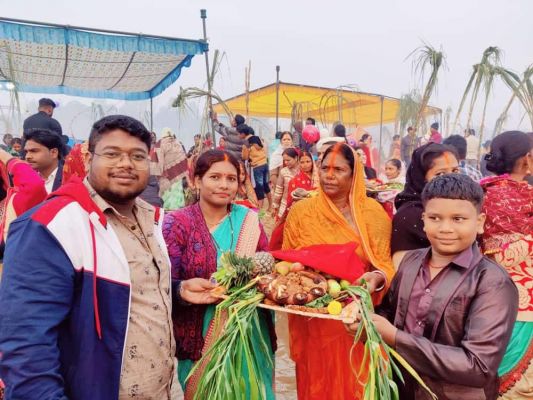 उगते सूर्य को दिया अघ्र्य, श्रद्धालुओं का उमड़ा जनसैलाब