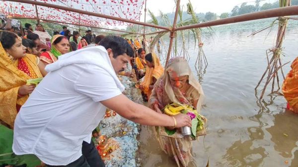 उगते सूर्य को अघ्र्य के साथ संपन्न हुआ छठ महापर्व