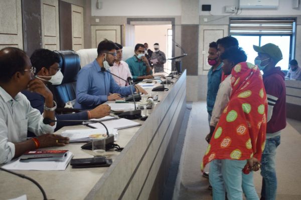 कलेक्टर ने की लंबित प्रकरणों की समीक्षा