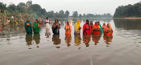 उगते सूर्य को दिया अघ्र्य, सुख-समृद्धि की कामना