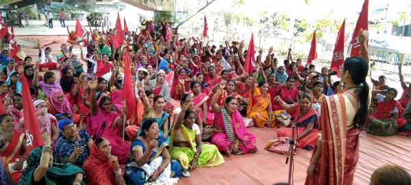 21 हजार मानदेय की मांग को लेकर आंगनबाड़ी कार्यकर्ताओं ने बुलंद की आवाज