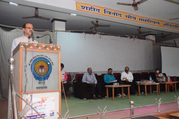 प्राचार्य और शिक्षक पूरे समाज के लिए आदर्श