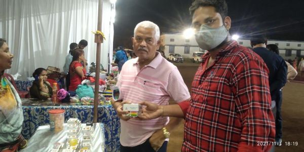 गौठानों में बने उत्पादों की जोरदार बिक्री, गढ़ कलेवा में लोगों ने लिया चाव से ठेठरी, फरा, चीला और बड़ा का स्वाद
