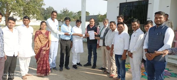 गुरु घासीदास जिला के नामकरण को लेकर खल्लारी विधायक व संसदीय सचिव को सौंपा ज्ञापन