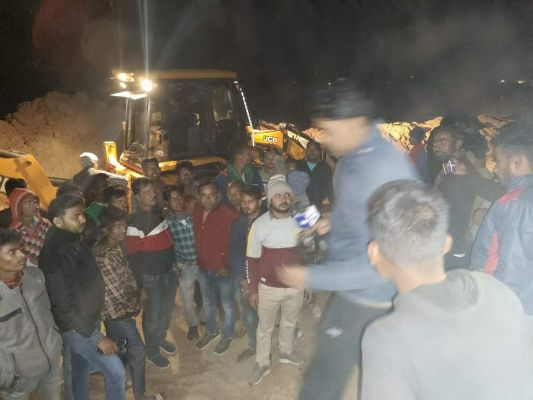 अवैध रेत खुदाई का विरोध, हंगामा, मार्ग को जेसीबी से खोदा