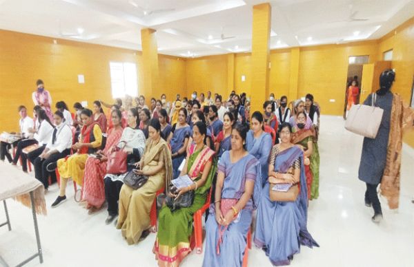 महिलाओं को विधिक अधिकारों व कानूनों की दी गई जानकारी