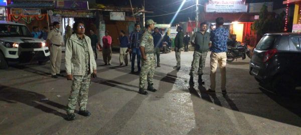 पुलिस अफसरों ने की पैदल पेट्रोलिंग व चेकिंग