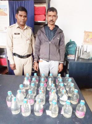 अवैध  रूप से शराब बिक्री करने वाले दो कोचिये गिरफ्तार