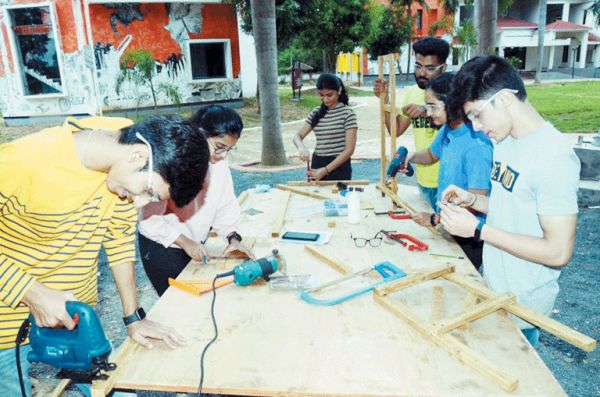  नागपुर के विद्यार्थी बादल में ले रहे हैं बांस की कलाकृति का प्रशिक्षण