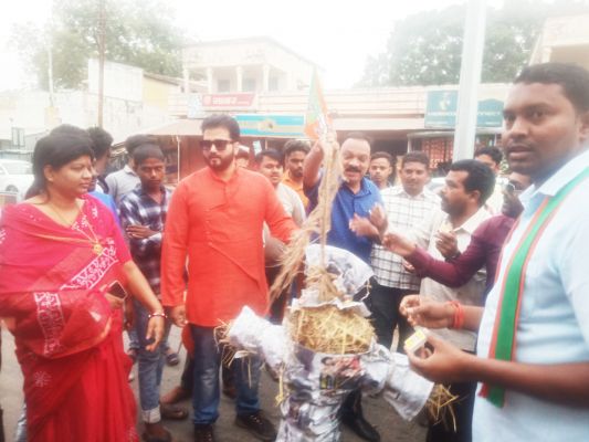 भाजयुमो ने कांग्रेसी नेता सलमान खुर्शीद का पुतला फूंका