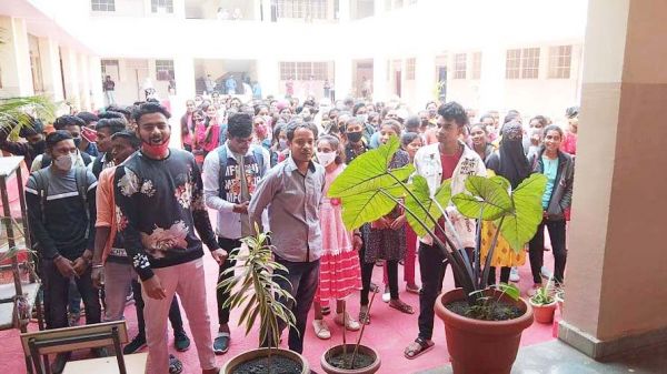 समय परिवर्तन को लेकर महाविद्यालय में धरना