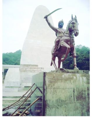 शहीद वीरनारायण की आदमकद मूर्ति स्थापित