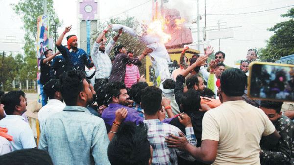 युवा मोर्चा ने सलमान खुर्शीद का पुतला फूंका