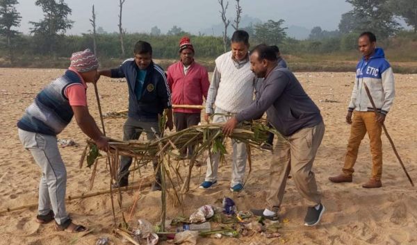 नपं अध्यक्ष व अफसरों ने की छठ घाट की सफाई