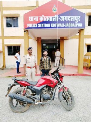 चोरी हुई बाइक मिली, मालिक को सौंपा