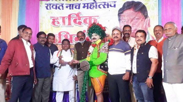 राउत नाच महोत्सव में नर्तक दलों ने लिया हिस्सा