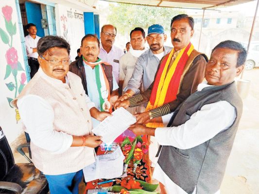 विधायक मिंज को अन्न उत्पादक संघ फरसाबहार ने सौंपा ज्ञापन