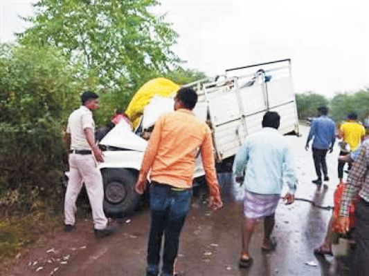 ट्रक और मछली से भरे पिकअप में भिड़ंत, 4 गंभीर