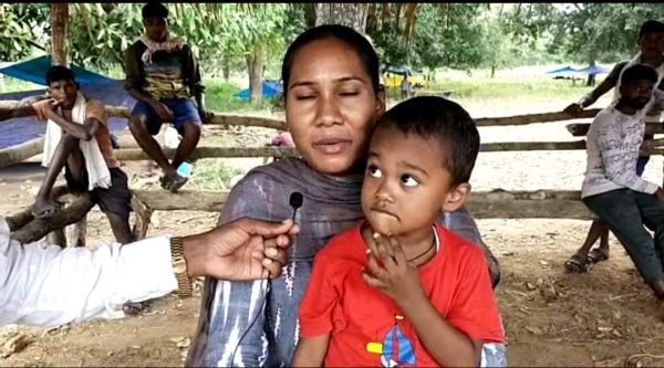 पति के इंतजार में थम नहीं रहे आंसू, बूढ़ी मां बेटे के वापस आने की कर रही दुआ