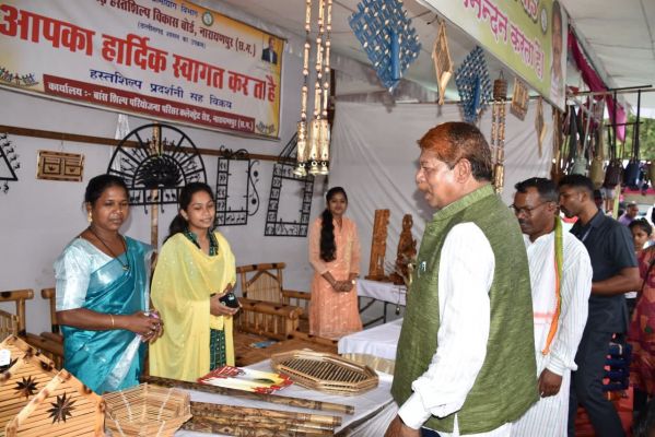 विधायक ने अबूझमाड़ हस्तशिल्प महोत्सव में लगे स्टॉलों का किया अवलोकन