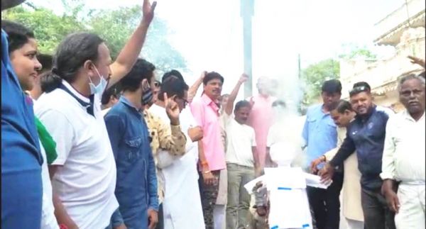 हवाई सेवा में बिलासपुर की उपेक्षा और किराये में मनमानी के विरुद्ध पुतला दहन