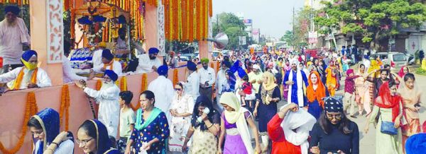 प्रकाश पर्व पर धूमधाम से निकला नगर कीर्तन, उमड़ी भीड़