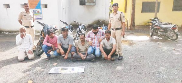 6 जुआरी पकड़ाए, नगदी, बाईक, मोबाइल बरामद   