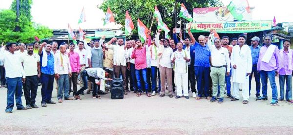 महंगाई के खिलाफ  कांग्रेसियों ने किया प्रदर्शन
