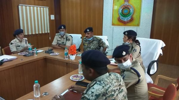 पहले प्रशासनिक दौरे में आईजी की कानून व्यवस्था और नक्सल मोर्चे में मुस्तैदी पर जोर