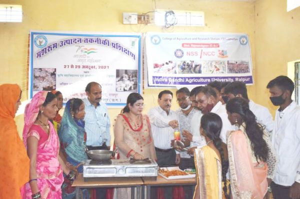 मशरूम की खेती करने किसानों को किया प्रेरित