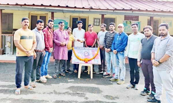 प्रेस क्लब ने दी शहीद कर्नल विप्लव और परिजनों को श्रद्धांजलि