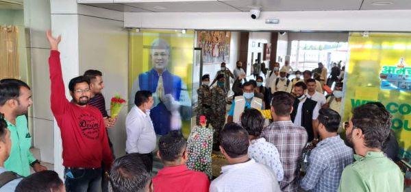 यात्रियों को सकुशल वापस लेकर लौटे सांसद, कांग्रेसियों ने किया स्वागत