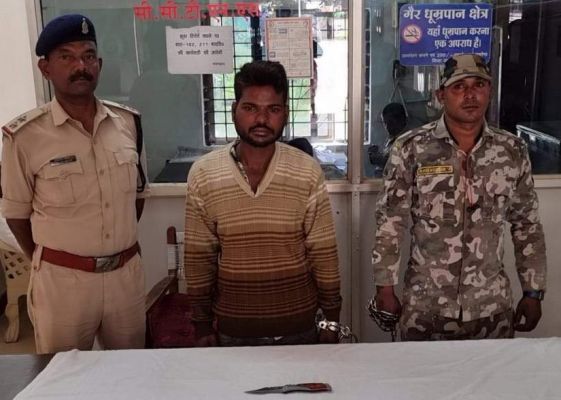 चाकू लेकर घूमते पकड़ाया