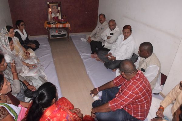 शोक संतप्त मेश्राम परिवार से मिले अकबर