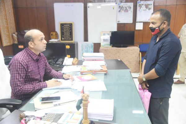 उद्योगों में स्थानीय को अवसर देने ग्रामीणों ने किया आवेदन