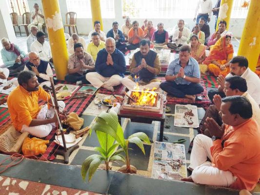 सांसद की मौजूदगी में नगर की सुख-समृद्धि के लिए यज्ञ