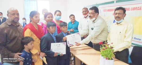 लाला जगदलपुरी ग्रंथालय में बाल दिवस पर विभिन्न आयोजन, विजेता पुरस्कृत