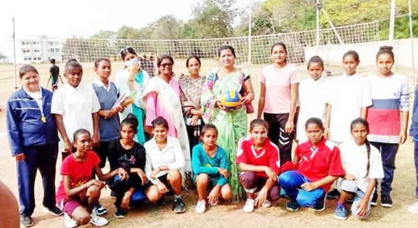 महिलाओं के बीच कबड्डी, वालीबॉल, फु टबॉल, एथलेटिक एवं रस्साकशी