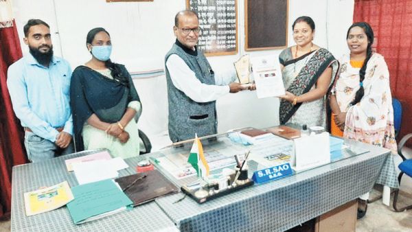 कोरोना काल में उत्कृष्ट कार्य करने वाली शिक्षिका रजनी सम्मानित