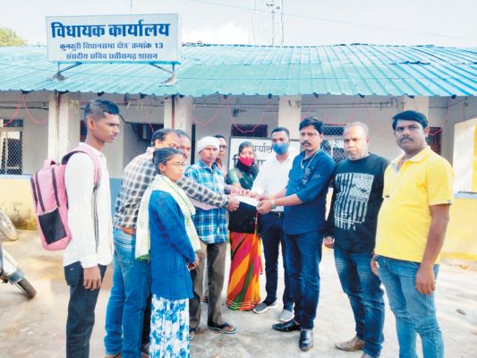 विधायक मिंज के प्रयास से मिली ग्रामीण को मुआवजा राशि