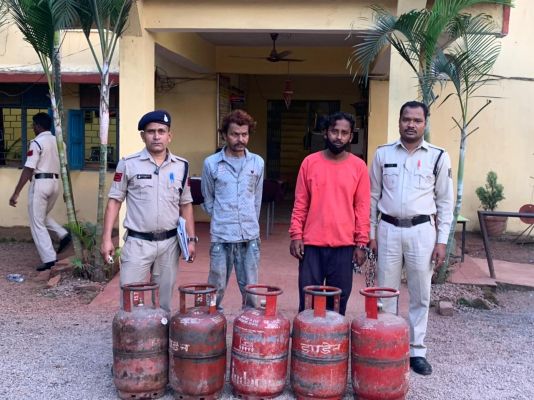 गोदाम से सिलेंडर चुराने वाले 2 बंदी