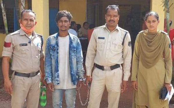 तलवार लेकर डराने वाला पकड़ाया