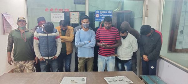 जुआ खेलते 10 गिरफ्तार, 57 हजार बरामद