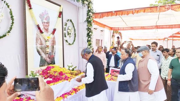 दिग्विजय-अकबर समेत दिग्गजों ने दी देवव्रत को श्रद्धांजलि