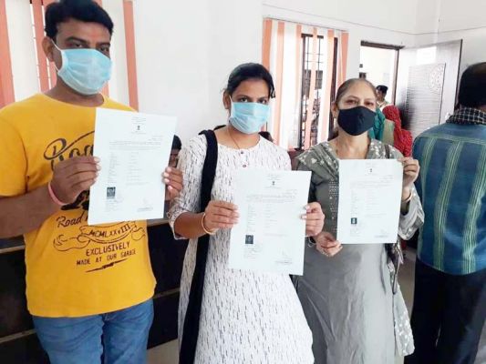 जन-चौपाल में कलेक्टर ने तीन पाकिस्तानी नागरिकों को सौंपे नागरिकता प्रमाण पत्र