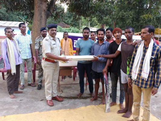 पुलिस ने चलित थाना लगाकर ग्रामीणों को किया जागरूक